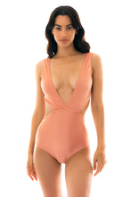 Carregar imagem no visualizador da galeria, Model Front: Rio De Sol Une Pièce Trikini Ouro Rosa
