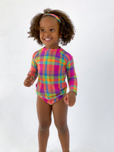 Carregar imagem no visualizador da galeria, Model Front: Rio De Sol T-Shirt Tulip-Garden Rash-Guard Kids
