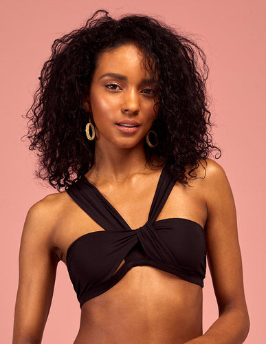 Model Front: Saha Haut Top Duna Black Utopian