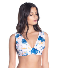 Carregar imagem no visualizador da galeria, Model Front: Saha Haut Top Sierra Floral Sweetness
