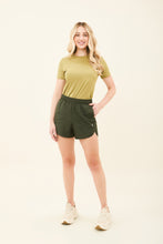 Carregar imagem no visualizador da galeria, Short Race Verde Militar UPF50+
