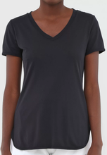 Carregar imagem no visualizador da galeria, T-Shirt Skin Fit Alongada Gola V Preto
