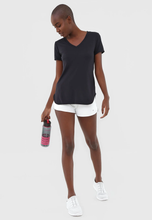 Carregar imagem no visualizador da galeria, T-Shirt Skin Fit Alongada Gola V Preto
