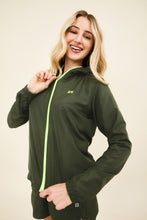 Carregar imagem no visualizador da galeria, Gallery: Uv Line Fitness Robes Bag-Foldable Windbreaker Jacket Verde Militar
