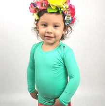 Carregar imagem no visualizador da galeria, Model Front: Uv Line T-Shirt Camiseta Baby Nina Verde Claro Upf50+
