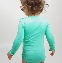 Carregar imagem no visualizador da galeria, Model Back: Uv Line T-Shirt Camiseta Baby Nina Verde Claro Upf50+

