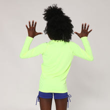 Carregar imagem no visualizador da galeria, Model Back: Uv Line T-Shirt Camiseta Uvlight Amarelo Fluor Spf50+
