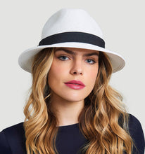 Carregar imagem no visualizador da galeria, Model Front: Uv Line Chapeau Panama Chapeu Shanghai Imp Uni Branco/Preto
