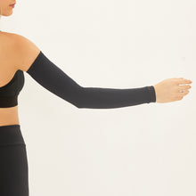 Carregar imagem no visualizador da galeria, Model Back: Uv Line Gants Long Sleeve Black Upf50+

