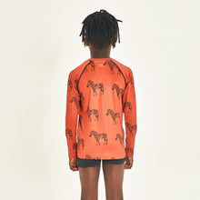 Carregar imagem no visualizador da galeria, Model Back: Uv Line T-Shirt Longsleeve Acqua Zebra Inf Upf50+
