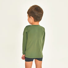 Carregar imagem no visualizador da galeria, Model Back: Uv Line T-Shirt Longsleeve Baby Verde Militar Upf50+
