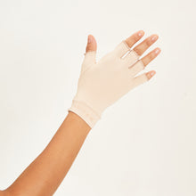 Carregar imagem no visualizador da galeria, Model Back: Uv Line Gants Medium Glove Beige Upf50+
