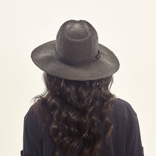 Carregar imagem no visualizador da galeria, Model Back: Uv Line Chapeau Souple/Capeline Saint Germain Preto Upf50+
