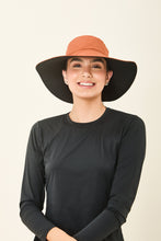Carregar imagem no visualizador da galeria, Model Front: Uv Line Chapeau Souple/Capeline San Diego Preto Caramelo Upf50+
