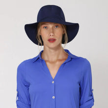 Carregar imagem no visualizador da galeria, Model Front: Uv Line Chapeau Souple/Capeline San Remo Fpu50+ Hat Navy Blue Uv
