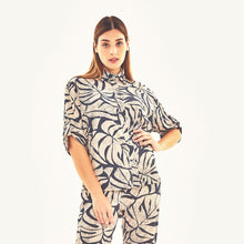Carregar imagem no visualizador da galeria, Model Front: Uv Line Haut De Plage Shirt Copa Costela Off White Upf50+
