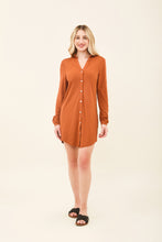 Carregar imagem no visualizador da galeria, Model Front: Uv Line Vêtement De Plage Shirtdress Copenhagen Caramelo Upf50+
