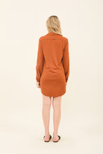 Carregar imagem no visualizador da galeria, Model Back: Uv Line Vêtement De Plage Shirtdress Copenhagen Caramelo Upf50+
