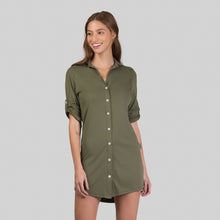 Carregar imagem no visualizador da galeria, Model Front: Uv Line Vêtement De Plage Shirtdress Copenhagen Verde Militar Upf50+
