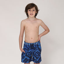 Carregar imagem no visualizador da galeria, Model Front: Uv Line Maillot De Bain Garçon Short Acqua Oceano Inf Upf50+
