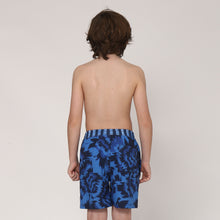 Carregar imagem no visualizador da galeria, Model Back: Uv Line Maillot De Bain Garçon Short Acqua Oceano Inf Upf50+
