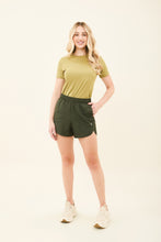 Carregar imagem no visualizador da galeria, Model Front: Uv Line Fitness Bas Short Race Verde Militar Upf50+
