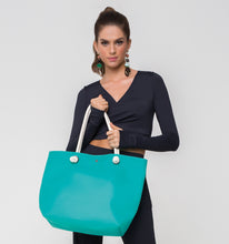 Carregar imagem no visualizador da galeria, Model Front: Uv Line Sac De Plage Silicone Bag Turquesa

