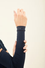 Carregar imagem no visualizador da galeria, Model Front: Uv Line Gants Sun-Protection Sleeve Navy Upf50+
