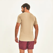 Carregar imagem no visualizador da galeria, Model Back: Uv Line Fitness Haut T-Shirt Sport Fit Areia Upf50+
