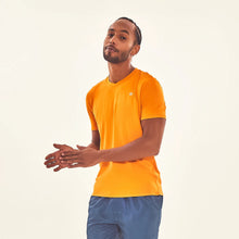 Carregar imagem no visualizador da galeria, Model Front: Uv Line T-Shirt Pour Homme T-Shirt Sport Fit Orange Upf50+
