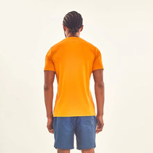 Carregar imagem no visualizador da galeria, Model Back: Uv Line T-Shirt Pour Homme T-Shirt Sport Fit Orange Upf50+
