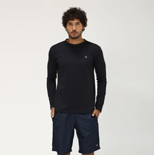 Carregar imagem no visualizador da galeria, Model Front: Uv Line T-Shirt Uvpro Br Ml Preto Msc
