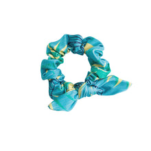 Carregar imagem no visualizador da galeria, Flower Geometric Scrunchie
